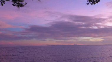 Raja Ampat'ta renkli gün batımı. Waigeo, Batı Papua, Endonezya