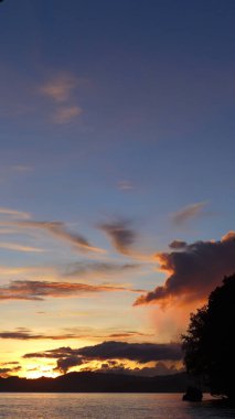 Raja Ampat'ta renkli gün batımı. Waigeo, Batı Papua, Endonezya