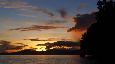 Raja Ampat'ta renkli gün batımı. Waigeo, Batı Papua, Endonezya