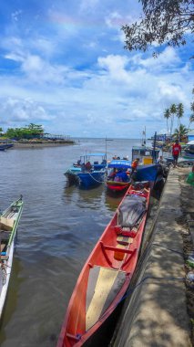 Raja Ampat, Waisai tipik Endonezya longboats. Batı Papua
