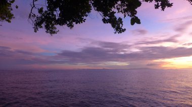 Raja Ampat'ta renkli gün batımı. Waigeo, Batı Papua, Endonezya