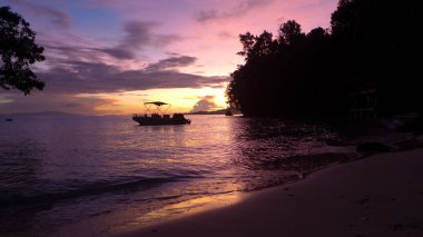 Raja Ampat'ta renkli gün batımı. Waigeo, Batı Papua, Endonezya