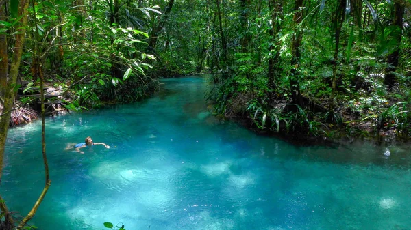 Kalibiru nehri, Mayalibit'te Gizli Mavi Nehir, Waigeo, Raja Ampat, Batı Papua, Endonezya