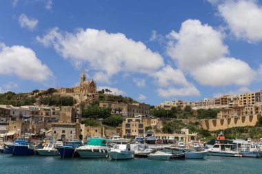 Akdeniz şehrinin sahilde görünümü