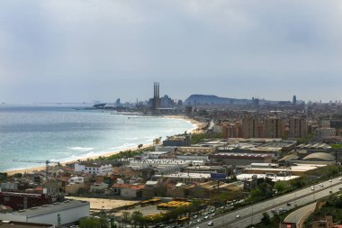 Sanayi bölgesi ile Barselona sahil şeridinin panoramik görünümü.
