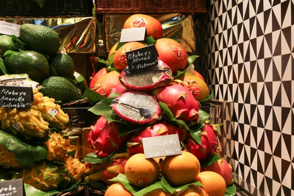 Exotisk Frukt Till Salu Marknaden Counter Barcelona Spanien — Stockfoto