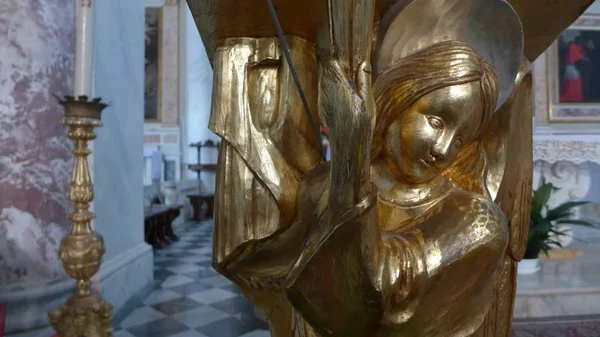 Socha Anděla Zlatě Uvnitř Katedrály Marie Nanebevzetí Panny Marie San — Stock fotografie
