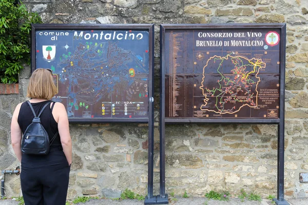 Γυναίκα Μπροστά Από Τον Τουριστικό Χάρτη Του Μονταλτσίνο Τοσκάνη — Φωτογραφία Αρχείου