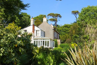 Dorset, İngiltere 'deki güzel bir bahçede tipik bir 17. yüzyıl evi.