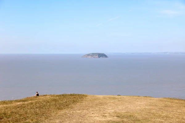 Brean Down, Somerset 'ten Bristol kanalındaki Steep Holm adasının manzarası. İngiltere