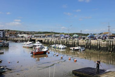 Güneşli bir günde, batıdaki güzel liman manzarası Zevk tekneleri ve demirli balıkçı tekneleri. Dorset, İngiltere