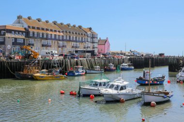 Güneşli bir günde, batıdaki güzel liman manzarası Zevk tekneleri ve demirli balıkçı tekneleri. Dorset, İngiltere