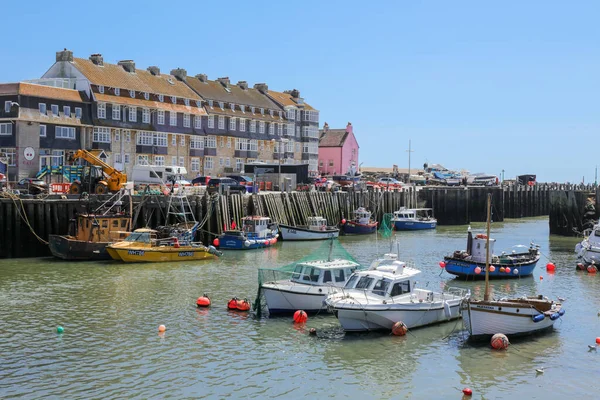 Güneşli bir günde, batıdaki güzel liman manzarası Zevk tekneleri ve demirli balıkçı tekneleri. Dorset, İngiltere