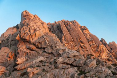 Sardinya 'daki Costa Paradiso' da kızıl kayalık bir arazi. İtalya