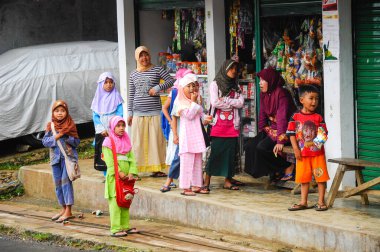 Bogor, Batı Java / Endonezya - 15 Haziran 2020: Endonezyalı Çocuklar dükkandan dışarı komik yüzlü kameraya bakıyor. Batı Java, Endonezya