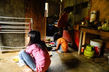 Salak Dağı, Bogor, Batı Java / Endonezya - 16 Haziran 2010: Evde oturan Endonezyalı Çocuklar kapıdan dışarı bakıyorlar