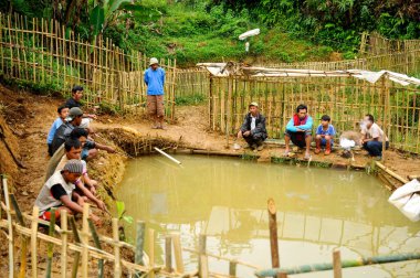 Salak Dağı, Bogor, Batı Endonezya grubu - 16 Haziran 2010: Endonezya halkı yerel gölde balık tutuyor. Salak Dağı, Batı Java, Endonezya