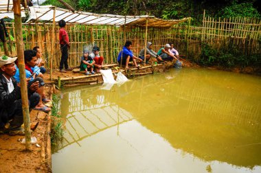 Salak Dağı, Bogor, Batı Endonezya grubu - 16 Haziran 2010: Endonezya halkı yerel gölde balık tutuyor. Salak Dağı, Batı Java, Endonezya