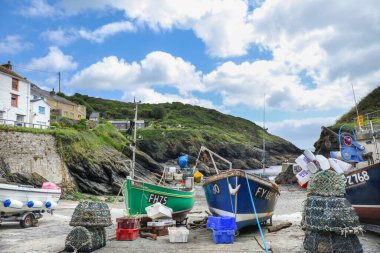 Güney Cornwall sahilindeki Portloe sahilinde balıkçı tekneleri