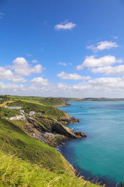 Roseland Yarımadası 'nın güney batı sahilinin manzarası Portloe' da, Cornwall 'da Veryan