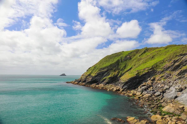 Roseland Yarımadası 'nın güney batı sahilinin manzarası Portloe' da, Cornwall 'da Veryan