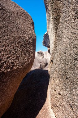 Granit Rock / Grand Anse plajı, La Digue Adası, Seyşeller, Hint Okyanusu, Afrika / Yaz güneşi altında mavi gökyüzü olan güzel kaya çerçevesi