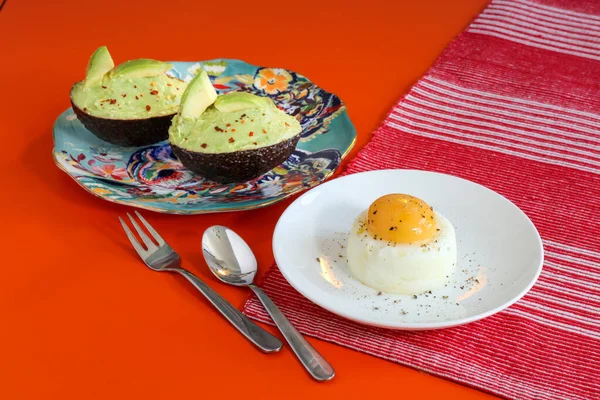 Sabah kahvaltısı ya da haşlanmış yumurta ve avokado kremalı brunch.