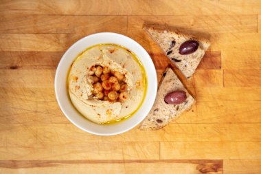 Ev yapımı humus, nohut, otlar ve taze pişmiş baget.