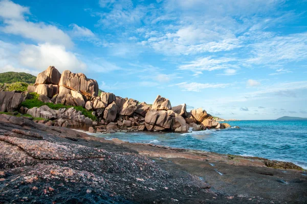 Anse Songe Daki Sert Vahşi Kayalık Sahil Şeridinde Yemyeşil Çimenler — Stok fotoğraf