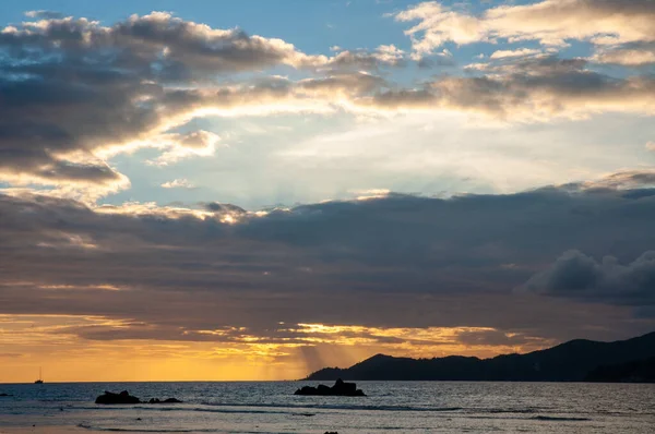 Schöner Tropischer Sonnenuntergang Mit Lebendigen Warmen Farben Über Dem Wasser — Stockfoto