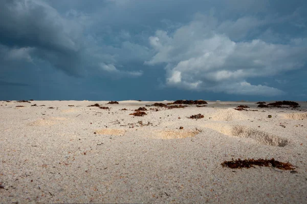 Nahaufnahme Vom Sandstrand Mit Dunklem Stürmischem Himmel — Stockfoto