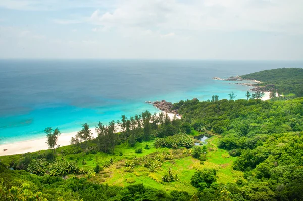 Digue Adası Kıyı Şeridi Petite Anse Nin Önündeki Körfez Boyunca — Stok fotoğraf