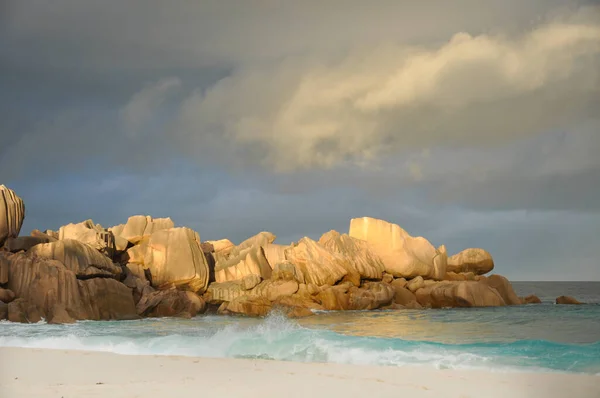 Granit Kayaları Bulutlu Fırtınalı Gökyüzü Olan Tropik Bir Kumsal Petite — Stok fotoğraf