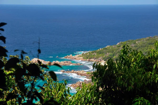 Digue Adası Kıyı Şeridi Petite Anse Nin Önündeki Körfez Boyunca — Stok fotoğraf