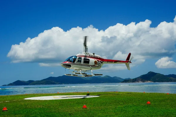 Helikopter Tropik Bir Adaya Iniyor — Stok fotoğraf