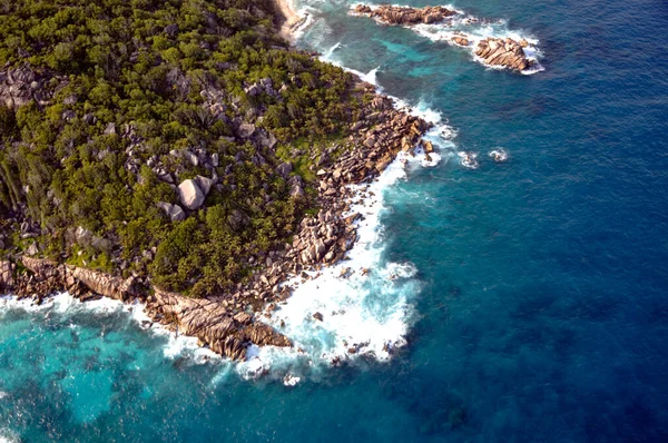 Kıyı Şeridi Mavi Okyanusu Olan Tropik Bir Adanın Havadan Görünüşü — Stok fotoğraf