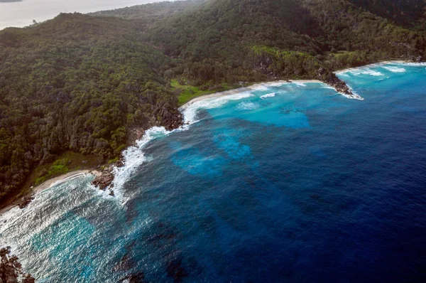 一个拥有海岸线和蓝色海洋的热带岛屿的空中景观 塞舌尔 拉迪古岛 — 图库照片