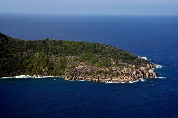 Kıyı Şeridi Mavi Okyanusu Olan Tropik Bir Adanın Havadan Görünüşü — Stok fotoğraf