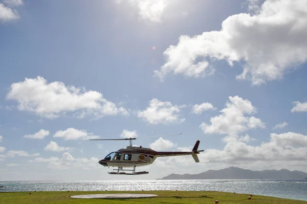 Helikopter Tropik Bir Adaya Iniyor — Stok fotoğraf