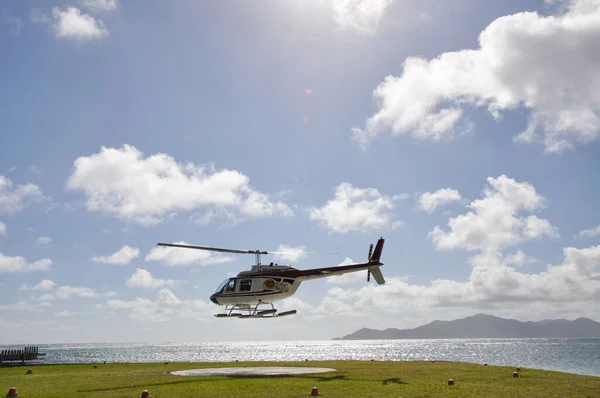 Посадка Вертолета Тропический Остров — стоковое фото