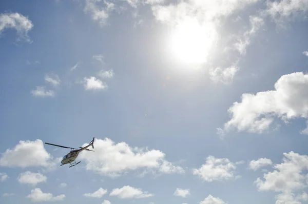 Helikopter Tropikal Bir Yerde Bulutlu Mavi Gökyüzü Manzaralı Bir Havada — Stok fotoğraf