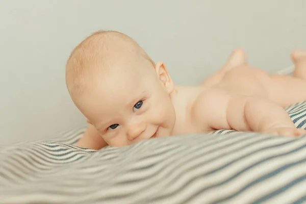 Uroczy Chłopiec Leżący Brzuchu Uśmiechnięty — Zdjęcie stockowe