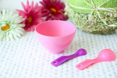 Sağlık merkezinde beyaz bir masada güzel bir spa kompozisyonu.