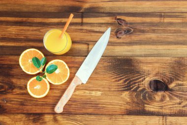 Tahta masanın üstünde taze sulu portakallar var. Portakal suyunuz ve meyve ürünleriniz için boş.