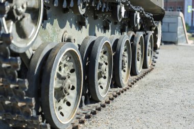 Tank izleri. İkinci Dünya Savaşı 'nın tankı. Tırtıl zırhlı yakın çekim..