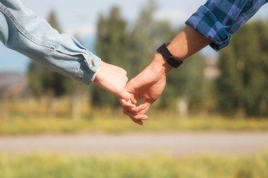 Aşıklar ormanda el ele tutuşuyorlar.