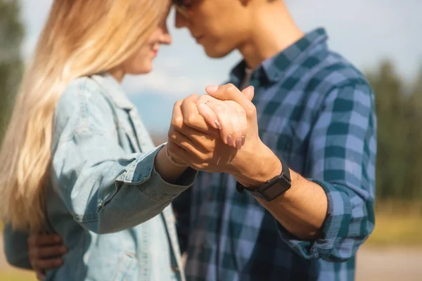 Fille blonde et mec aux cheveux noirs heureux ensemble dans la nature, histoire d'amour — Photo