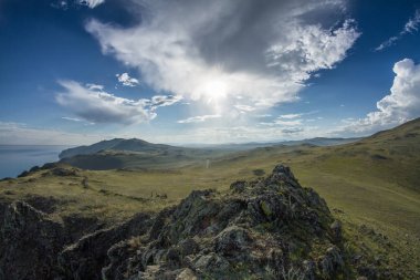 bulutlar üzerinde bozkır valley Gölü kıyısındaki baykal yakın: