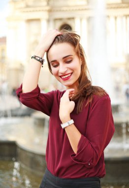 Bir kasabada genç güzel kadın kare sokak turizm şehir