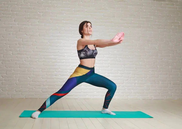 Vrouw Training Binnenshuis Yoga Fitness Oefeningen Lichaam Uitrekken — Stockfoto